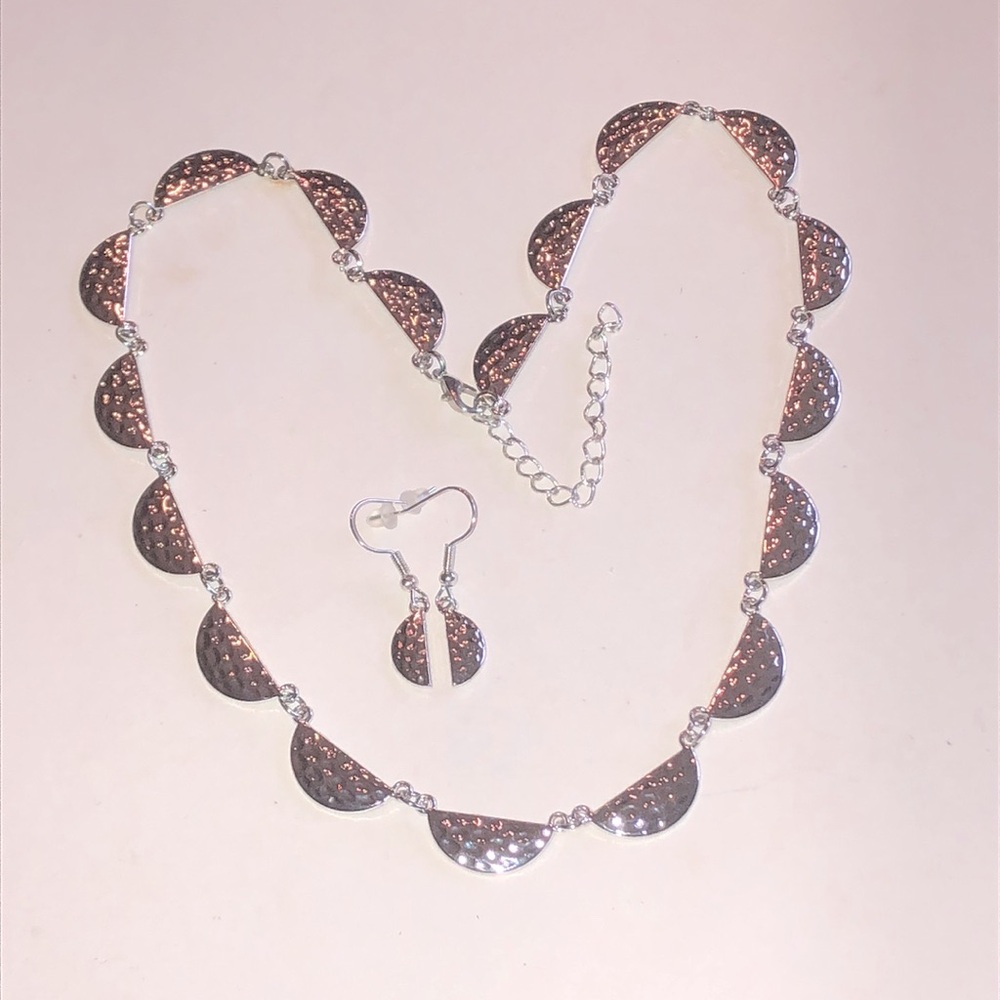 Elegant Silver Tone Scallop Necklace & Earring Set